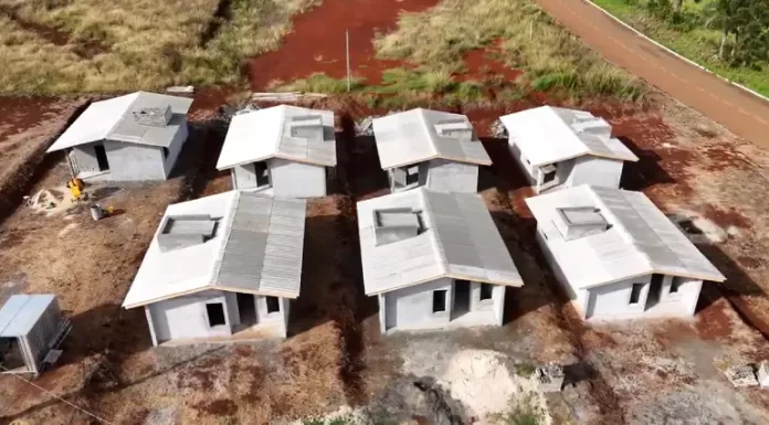 Primeiras obras do Casa Catarina devem ser concluídas em breve Vista aérea mostra casas em construção do programa habitacional Casa Catarina, destacando o andamento das obras e o modelo das moradias destinadas a famílias de baixa renda.