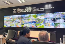 Uso de dados em tempo real melhora o trânsito em Florianópolis Centro de Operações Integradas gerenciando o trânsito de Florianópolis