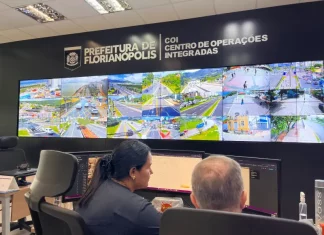 Uso de dados em tempo real melhora o trânsito em Florianópolis Centro de Operações Integradas gerenciando o trânsito de Florianópolis