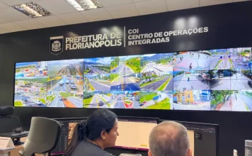 Uso de dados em tempo real melhora o trânsito em Florianópolis Centro de Operações Integradas gerenciando o trânsito de Florianópolis