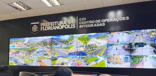 Centro de Operações Integradas gerenciando o trânsito de Florianópolis