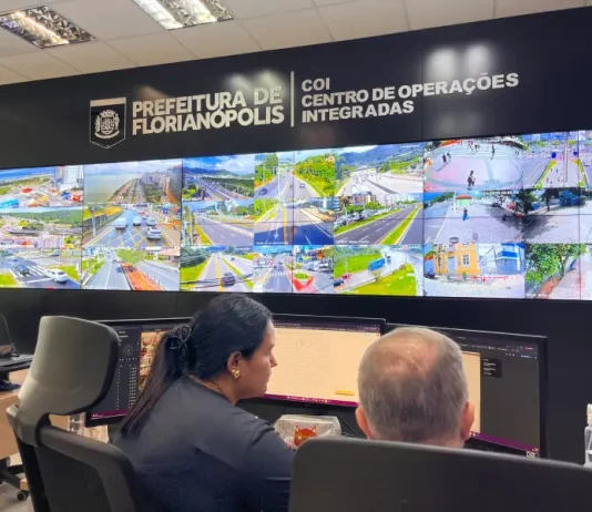 Uso de dados em tempo real melhora o trânsito em Florianópolis Centro de Operações Integradas gerenciando o trânsito de Florianópolis