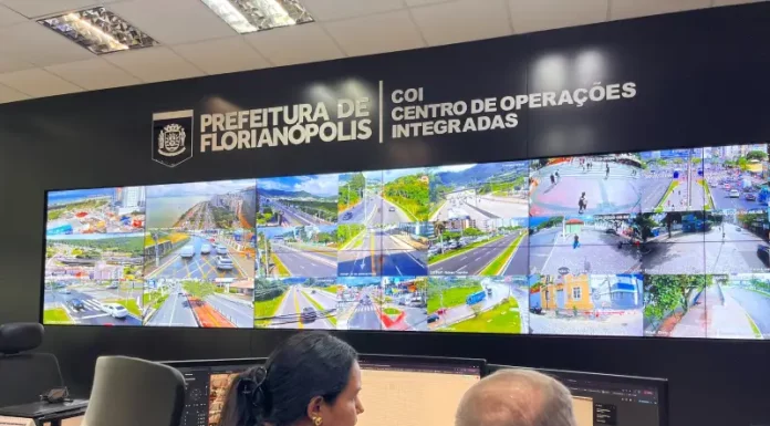 Uso de dados em tempo real melhora o trânsito em Florianópolis Centro de Operações Integradas gerenciando o trânsito de Florianópolis