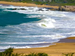 Ciclone extratropical provoca ventos fortes e queda de temperatura em SC Mar agitado com ondas fortes atingindo a faixa de areia, ilustrando os efeitos do ciclone extratropical e o risco de ressaca no litoral de Santa Catarina.