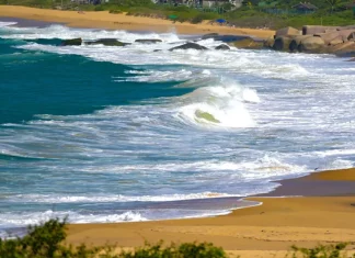 Ciclone extratropical provoca ventos fortes e queda de temperatura em SC Mar agitado com ondas fortes atingindo a faixa de areia, ilustrando os efeitos do ciclone extratropical e o risco de ressaca no litoral de Santa Catarina.