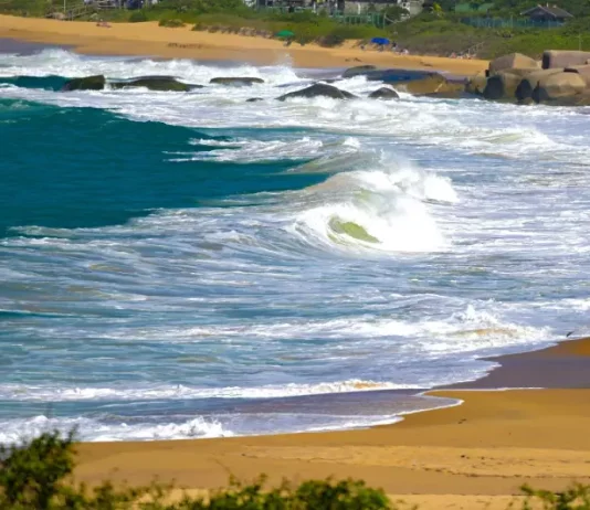 Ciclone extratropical provoca ventos fortes e queda de temperatura em SC Mar agitado com ondas fortes atingindo a faixa de areia, ilustrando os efeitos do ciclone extratropical e o risco de ressaca no litoral de Santa Catarina.