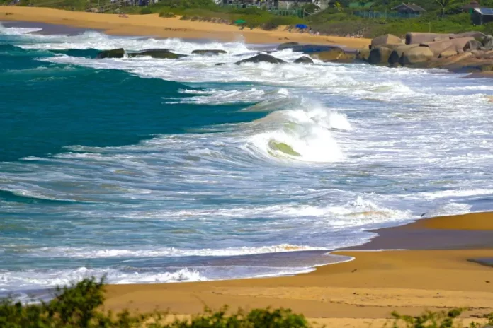 ciclone-extra-tropical Mar agitado com ondas fortes atingindo a faixa de areia, ilustrando os efeitos do ciclone extratropical e o risco de ressaca no litoral de Santa Catarina.
