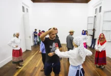Integrantes do Grupo Raízes Açorianas, da Casa dos Açores em apresentação, simbolizando as aulas gratuitas de Dança Açoriana
