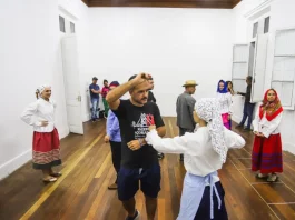Centro Cultural Silveira de Souza tem aulas gratuitas de Dança Açoriana Integrantes do Grupo Raízes Açorianas, da Casa dos Açores em apresentação, simbolizando as aulas gratuitas de Dança Açoriana