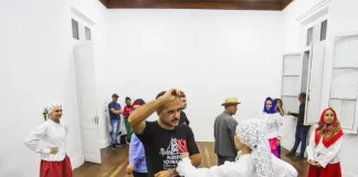 Integrantes do Grupo Raízes Açorianas, da Casa dos Açores em apresentação, simbolizando as aulas gratuitas de Dança Açoriana