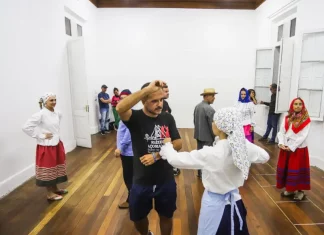 Integrantes do Grupo Raízes Açorianas, da Casa dos Açores em apresentação, simbolizando as aulas gratuitas de Dança Açoriana