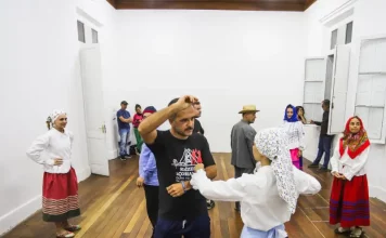 Integrantes do Grupo Raízes Açorianas, da Casa dos Açores em apresentação, simbolizando as aulas gratuitas de Dança Açoriana