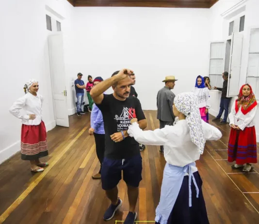 Centro Cultural Silveira de Souza tem aulas gratuitas de Dança Açoriana Integrantes do Grupo Raízes Açorianas, da Casa dos Açores em apresentação, simbolizando as aulas gratuitas de Dança Açoriana