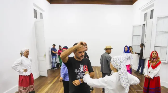 Integrantes do Grupo Raízes Açorianas, da Casa dos Açores em apresentação, simbolizando as aulas gratuitas de Dança Açoriana