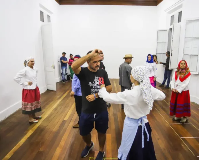Integrantes do Grupo Raízes Açorianas, da Casa dos Açores em apresentação, simbolizando as aulas gratuitas de Dança Açoriana