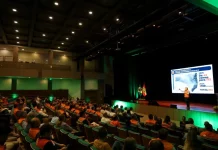 Evento do Governo de SC anuncia investimento em Defesa Civil em Santa Catarina, com apresentação para autoridades e equipes no teatro em Florianópolis.