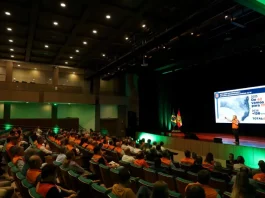 Evento do Governo de SC anuncia investimento em Defesa Civil em Santa Catarina, com apresentação para autoridades e equipes no teatro em Florianópolis.