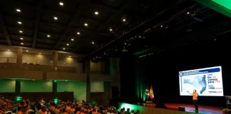 Evento do Governo de SC anuncia investimento em Defesa Civil em Santa Catarina, com apresentação para autoridades e equipes no teatro em Florianópolis.