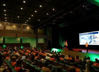 Evento do Governo de SC anuncia investimento em Defesa Civil em Santa Catarina, com apresentação para autoridades e equipes no teatro em Florianópolis.