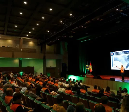 Evento do Governo de SC anuncia investimento em Defesa Civil em Santa Catarina, com apresentação para autoridades e equipes no teatro em Florianópolis.