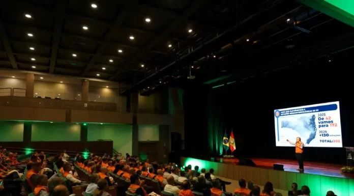 Evento do Governo de SC anuncia investimento em Defesa Civil em Santa Catarina, com apresentação para autoridades e equipes no teatro em Florianópolis.