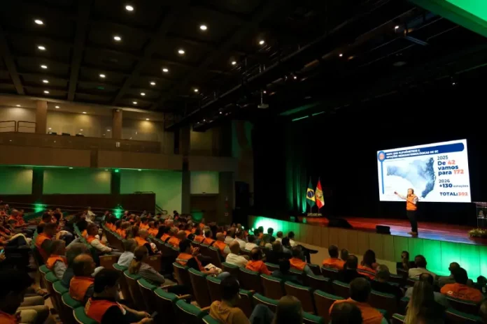 Evento do Governo de SC anuncia investimento em Defesa Civil em Santa Catarina, com apresentação para autoridades e equipes no teatro em Florianópolis.