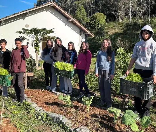 Crianças e adolescentes do o Educandário Santa Catarina participam de projeto agroecológico beneficiado pela iniciativa de destinação de recursos do Imposto de Renda