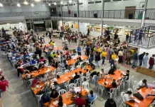 Educandário Santa Catarina celebra 90 anos e realiza 28ª edição do Educandário Fest Público participa da festa do Educandário Santa Catarina em São José, com mesas cheias, bingo e atividades comunitárias em espaço coberto da instituição.