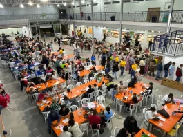 Educandário Santa Catarina celebra 90 anos e realiza 28ª edição do Educandário Fest Público participa da festa do Educandário Santa Catarina em São José, com mesas cheias, bingo e atividades comunitárias em espaço coberto da instituição.