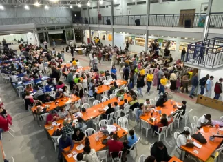 Educandário Santa Catarina celebra 90 anos e realiza 28ª edição do Educandário Fest Público participa da festa do Educandário Santa Catarina em São José, com mesas cheias, bingo e atividades comunitárias em espaço coberto da instituição.
