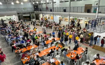 Educandário Santa Catarina celebra 90 anos e realiza 28ª edição do Educandário Fest Público participa da festa do Educandário Santa Catarina em São José, com mesas cheias, bingo e atividades comunitárias em espaço coberto da instituição.