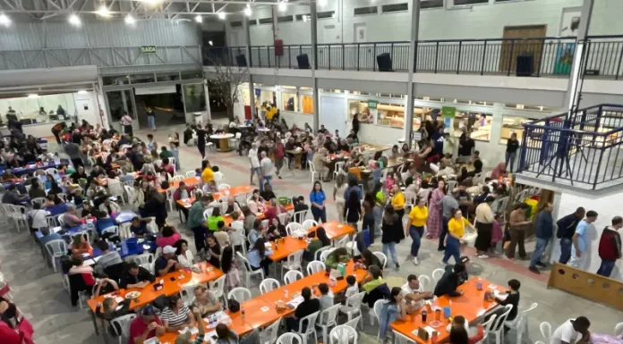 Educandário Santa Catarina celebra 90 anos e realiza 28ª edição do Educandário Fest Público participa da festa do Educandário Santa Catarina em São José, com mesas cheias, bingo e atividades comunitárias em espaço coberto da instituição.
