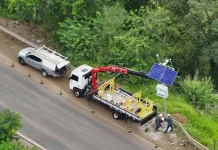 Instalação de estações meteorológicas e hidrológicas às margens de rodovia, com uso de caminhão guindaste e painel solar, para monitoramento do clima e prevenção de desastres em tempo real.