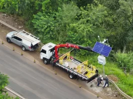 Instalação de estações meteorológicas e hidrológicas às margens de rodovia, com uso de caminhão guindaste e painel solar, para monitoramento do clima e prevenção de desastres em tempo real.
