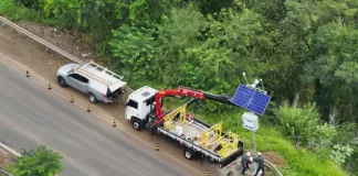 Instalação de estações meteorológicas e hidrológicas às margens de rodovia, com uso de caminhão guindaste e painel solar, para monitoramento do clima e prevenção de desastres em tempo real.