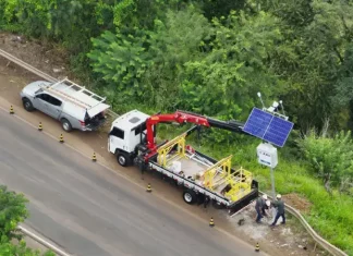 Instalação de estações meteorológicas e hidrológicas às margens de rodovia, com uso de caminhão guindaste e painel solar, para monitoramento do clima e prevenção de desastres em tempo real.