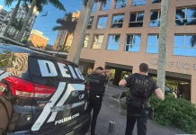 Agentes da polícia civil durante ação na Operação Dose Extra que investiga fraudes no SC Saúde