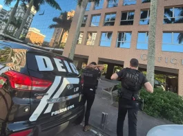 Agentes da polícia civil durante ação na Operação Dose Extra que investiga fraudes no SC Saúde