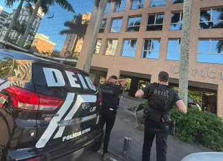 Polícia Civil deflagra Operação Dose Extra contra fraudes no SC Saúde Agentes da polícia civil durante ação na Operação Dose Extra que investiga fraudes no SC Saúde