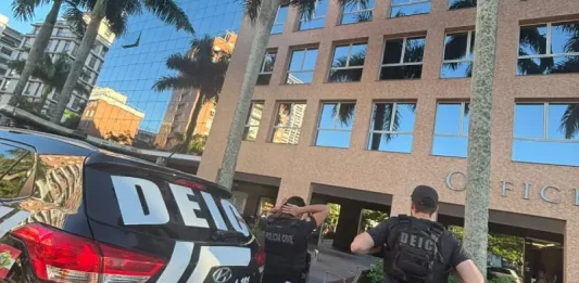 Polícia Civil deflagra Operação Dose Extra contra fraudes no SC Saúde Agentes da polícia civil durante ação na Operação Dose Extra que investiga fraudes no SC Saúde