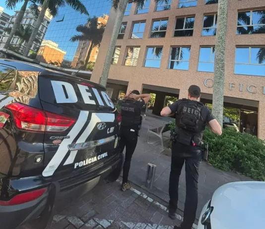 Polícia Civil deflagra Operação Dose Extra contra fraudes no SC Saúde Agentes da polícia civil durante ação na Operação Dose Extra que investiga fraudes no SC Saúde