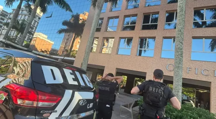 Agentes da polícia civil durante ação na Operação Dose Extra que investiga fraudes no SC Saúde