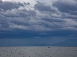 Céu carregado com nuvens escuras sobre o mar, indicando a aproximação de frentes frias e a possibilidade de chuva e temporais no litoral de Santa Catarina.