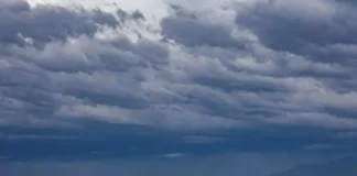 Céu carregado com nuvens escuras sobre o mar, indicando a aproximação de frentes frias e a possibilidade de chuva e temporais no litoral de Santa Catarina.
