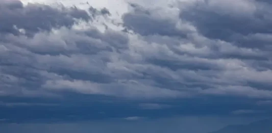 Céu carregado com nuvens escuras sobre o mar, indicando a aproximação de frentes frias e a possibilidade de chuva e temporais no litoral de Santa Catarina.