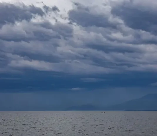 Céu carregado com nuvens escuras sobre o mar, indicando a aproximação de frentes frias e a possibilidade de chuva e temporais no litoral de Santa Catarina.