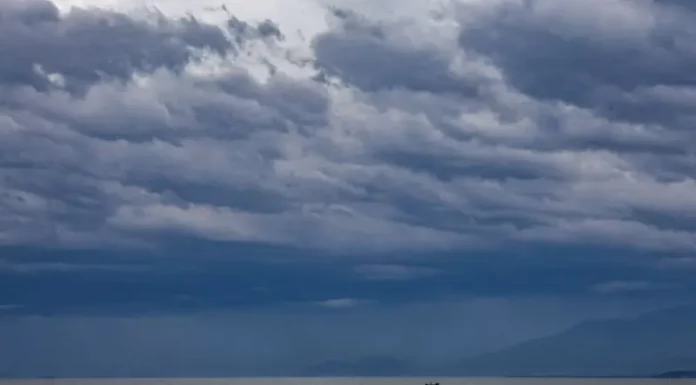 Céu carregado com nuvens escuras sobre o mar, indicando a aproximação de frentes frias e a possibilidade de chuva e temporais no litoral de Santa Catarina.