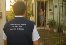 Imagem gerada por IA mostra um homem com colete de agente de saúde da Secretaria de São José em frente a uma residência, ilustrando a ação de golpistas que se passam por profissionais para aplicar fraudes.