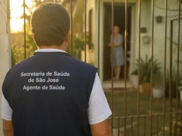 Imagem gerada por IA mostra um homem com colete de agente de saúde da Secretaria de São José em frente a uma residência, ilustrando a ação de golpistas que se passam por profissionais para aplicar fraudes.