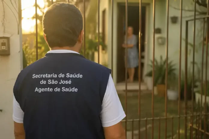Imagem gerada por IA mostra um homem com colete de agente de saúde da Secretaria de São José em frente a uma residência, ilustrando a ação de golpistas que se passam por profissionais para aplicar fraudes.